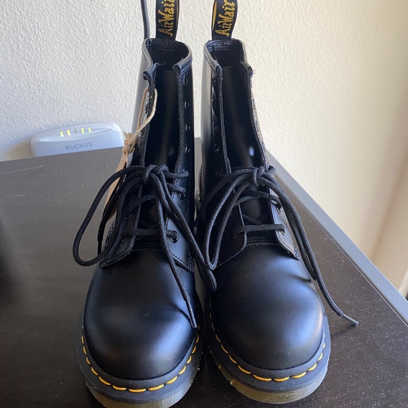 Dr. Martens 1460 Women’s Smooth Leather Lace Up Black Boots - Picture 2 of 4